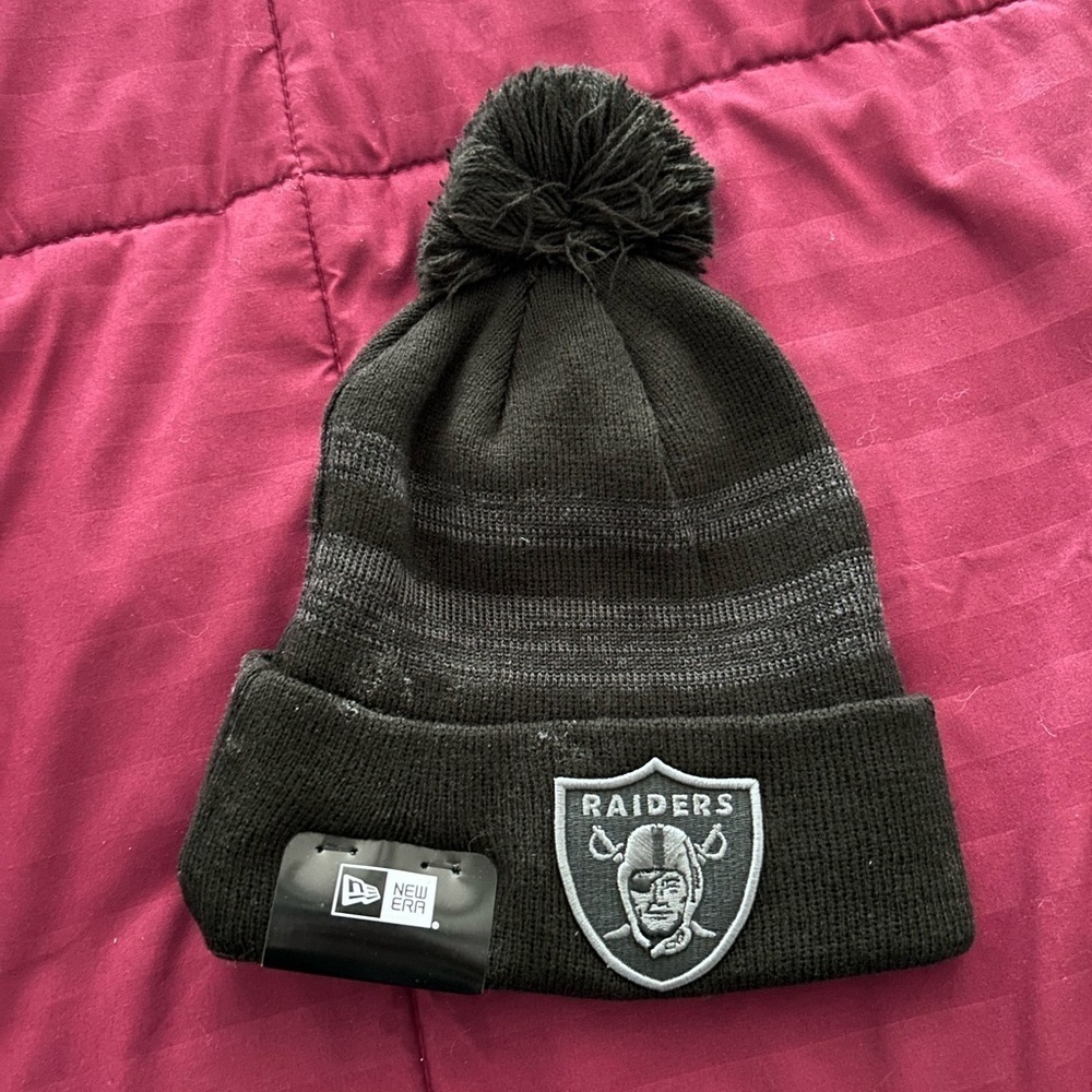 Las Vegas Raiders New Era Dispatch Cuffed Knit Hat With Pom - Black - Picture 1 of 3